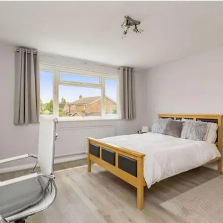 Spacious 5 Bedroom 11 Guest Family House In Horsham Exterior photo