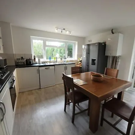 Spacious 5 Bedroom 11 Guest Family House In Horsham Exterior photo