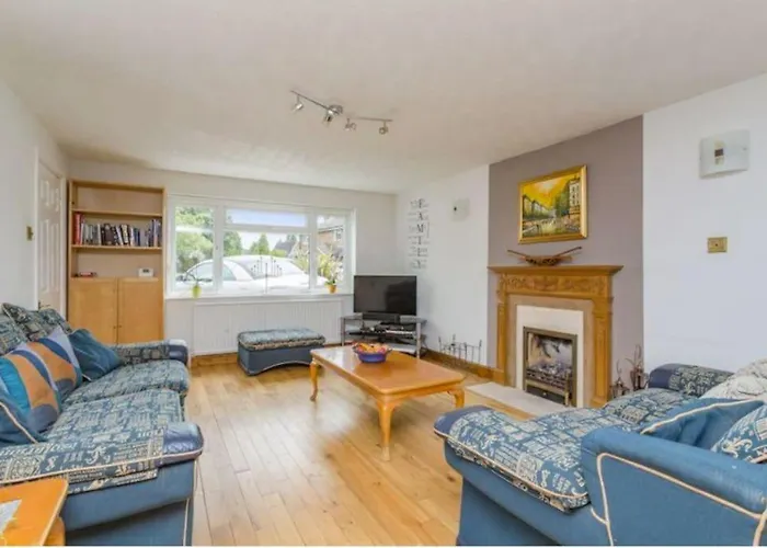 Spacious 5 Bedroom 11 Guest Family House In Horsham
