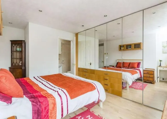 Spacious 5 Bedroom 11 Guest Family House In Horsham