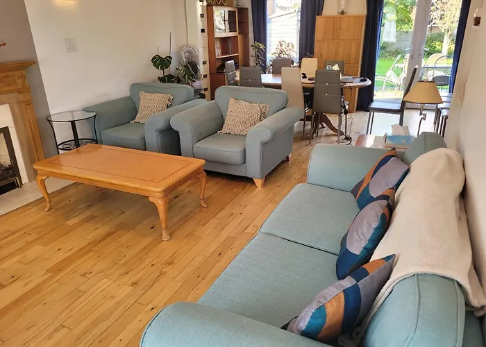 Spacious 5 Bedroom 11 Guest Family House In Horsham