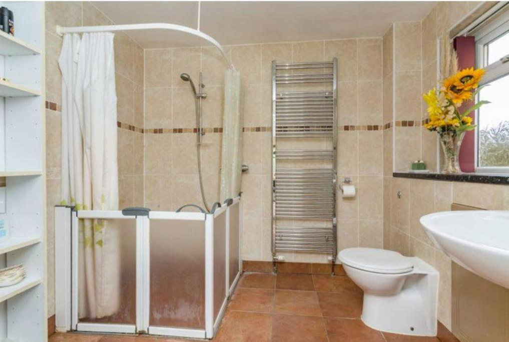 Holiday home Spacious 5 Bedroom 11 Guest Family House In Horsham