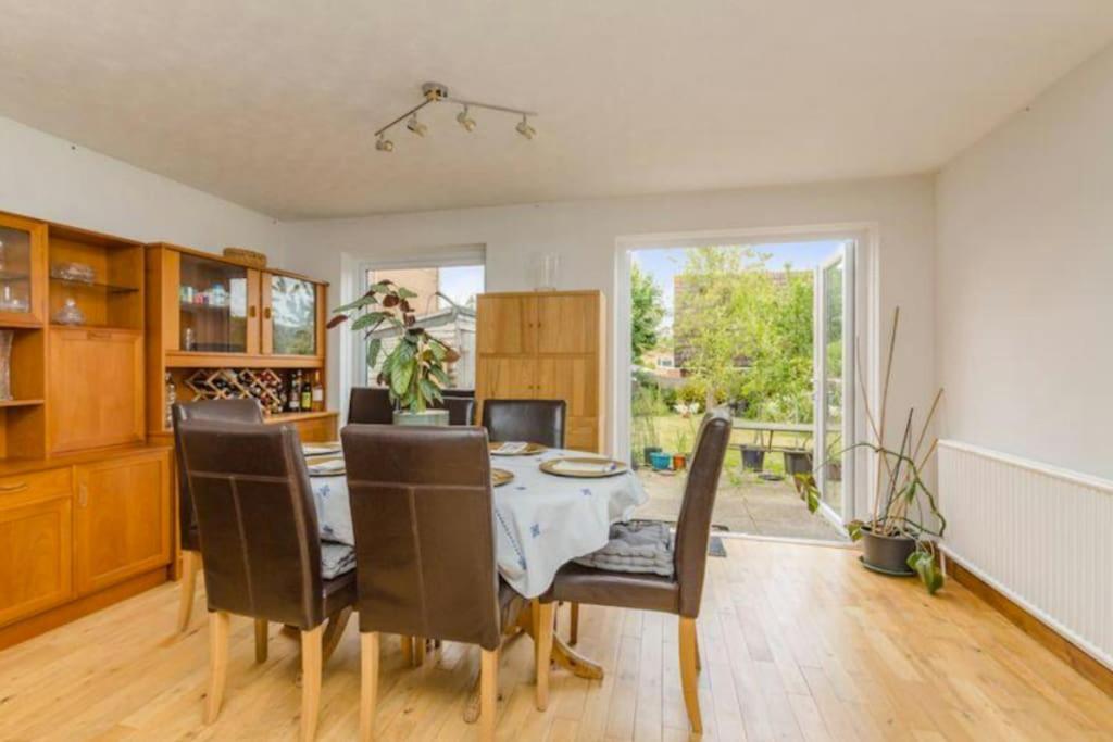 Spacious 5 Bedroom 11 Guest Family House In