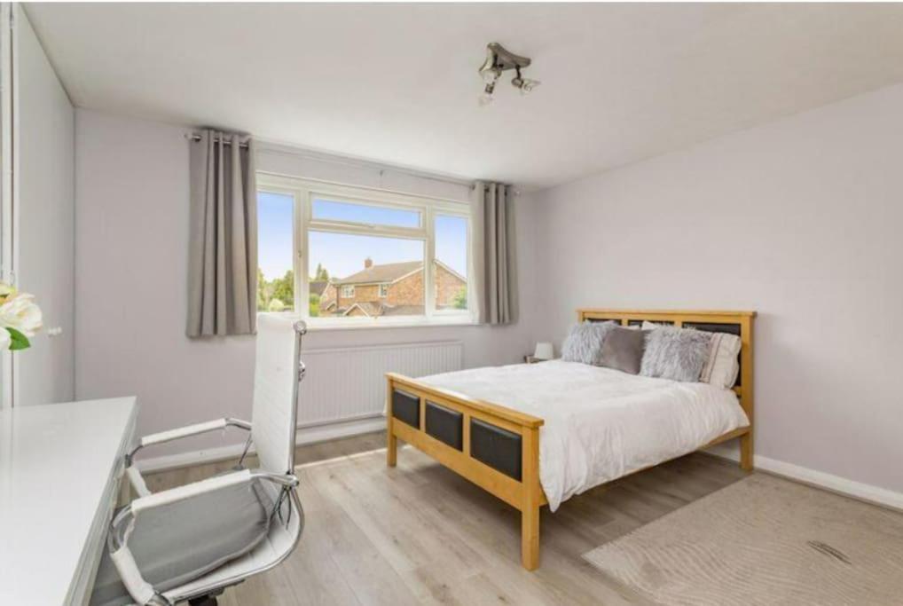 Spacious 5 Bedroom 11 Guest Family House In Holiday home Horsham