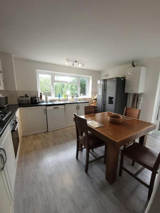 Spacious 5 Bedroom 11 Guest Family House In * Horsham