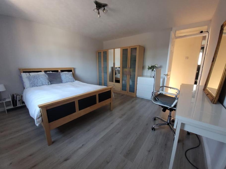 Spacious 5 Bedroom 11 Guest Family House In Horsham