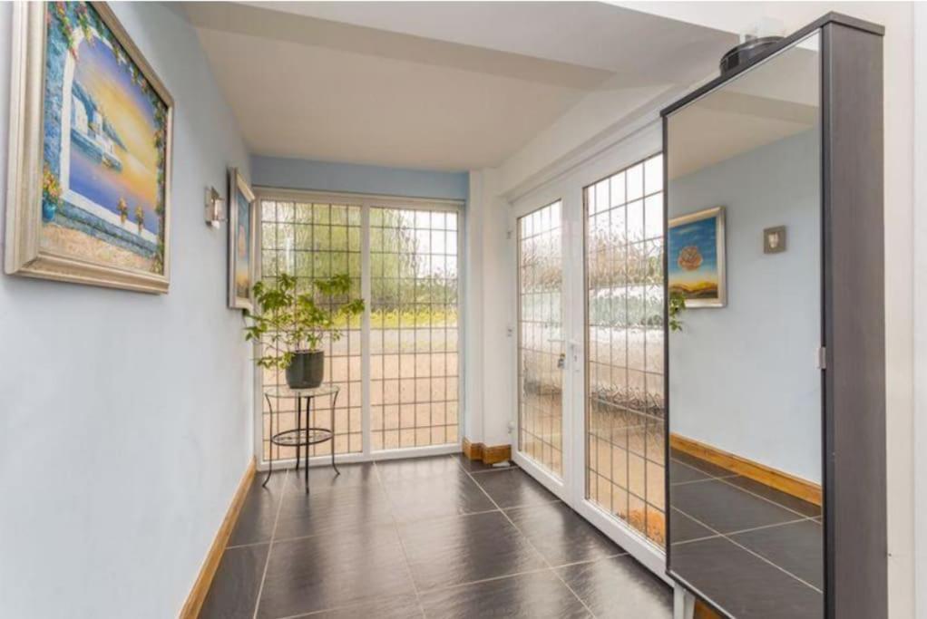 Spacious 5 Bedroom 11 Guest Family House In Holiday home Horsham