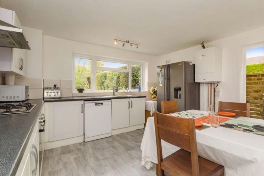 Spacious 5 Bedroom 11 Guest Family House In