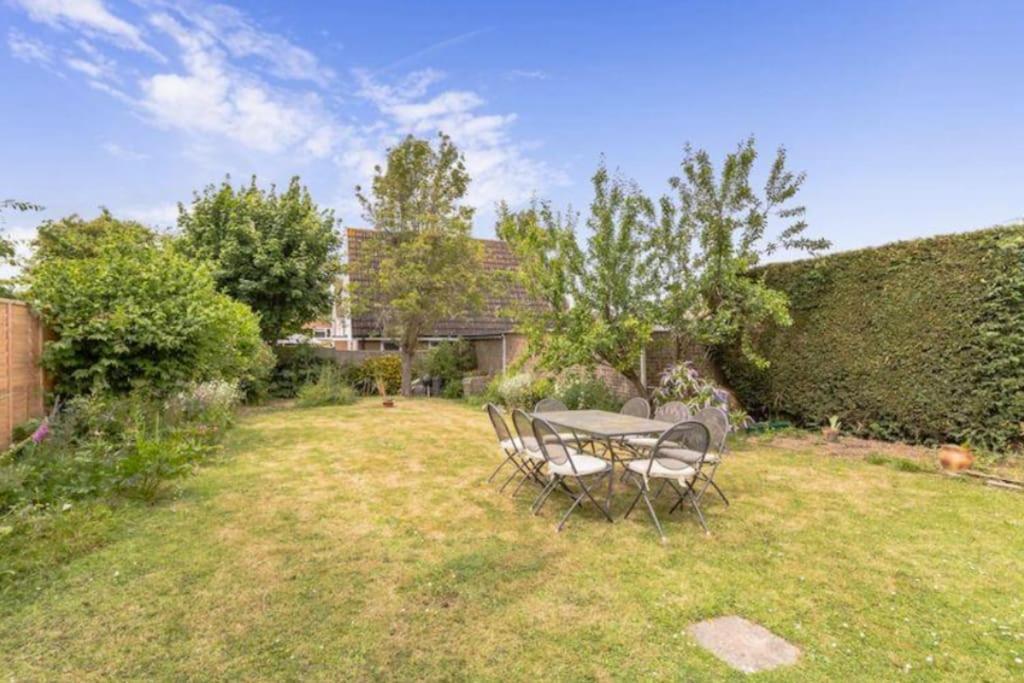 Spacious 5 Bedroom 11 Guest Family House In