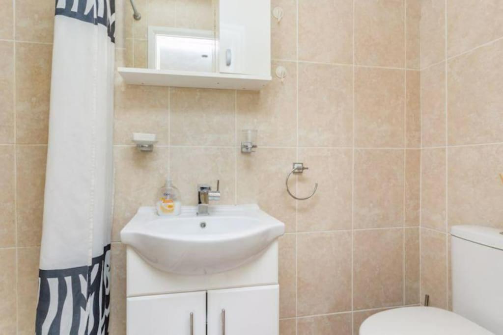 Holiday home Spacious 5 Bedroom 11 Guest Family House In *