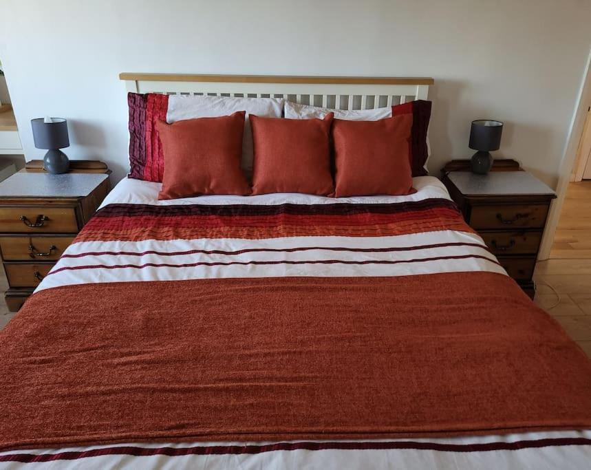 Spacious 5 Bedroom 11 Guest Family House In Casa vacanze Horsham