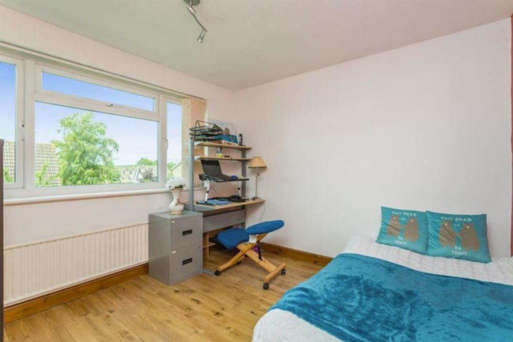 Spacious 5 Bedroom 11 Guest Family House In Horsham